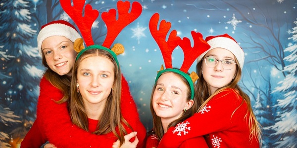 Cztery dziewczyny w świątecznych strojach.