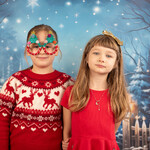 Chłopiec z dziewczynką ubrani w bożonarodzeniowe stroje pozują do zdjęcia świątecznego