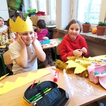 Uczniowie w klasie przygotowują papierowe korony..jpg
