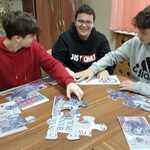 Trzech chłopców układa duże puzzle.jpg