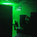 Zabawa laserowym paintballem w zielonej sali z murami..jpg