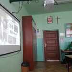 Uczniowie oglądają w sali lekcyjnej film na ekranie..jpg