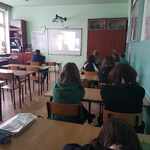 Uczniowie oglądają webinar na tabilcy multimedialnej..jpg
