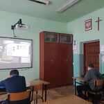 Uczniowie oglądają w sali lekcyjnej webinar na tabilcy multimedialnej..jpg