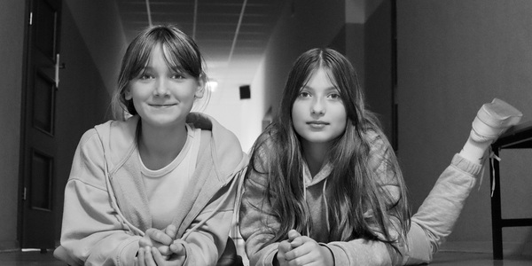 Czarno-biała fotografia dwóch dziewczyn
