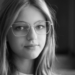 Czarno-biały portret dziewczyny w okularach