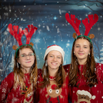 Zdjecie ze śniegiem trzech dziewczyn w opaskach z rogami reniferów