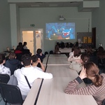 Uczniowie w sali oglądają na ekranie kreskówkę.jpg