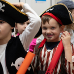 Dwoje dzieci przebranych za piratów..jpg