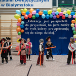 Dzieci w strojach piratów stoją przy dekoracji z kolorowymi balonami..jpg