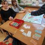Uczniowie grają w monopoly.jpg