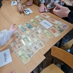 Klasowe muzeum pieniądze stworzone przez uczniów.