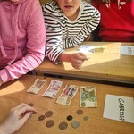 Klasowe muzeum pieniądze stworzone przez uczniów.