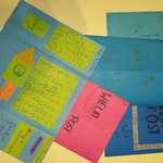 Zdjęcie przedstawia lapbooki stworzone przez uczniów klas 6.