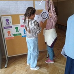 Dwie dziewczynki trzymają kartki w rękach.jpg