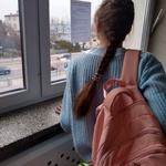 Dziewczyna z warkoczem czyta kartke na szybie..jpg