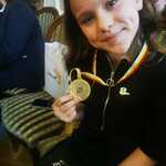 Dziewczynka pozuje z medalem w ręku..jpg