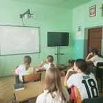 Uczniowie oglądają animację w klasie na ekranie..jpg