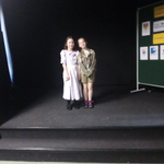 Dwie dziewczynki stoją na scenie.jpg