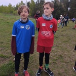 Dwóch chłopców ubranych na sportowo.jpg