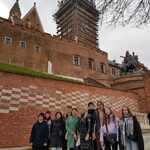 Grupa uczniów stoi przy Wawelu..jpg
