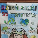 Duży plakat naklejony na drzwiach z napisem dzień ziemi..jpg