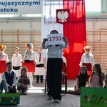 Dziecko trzyma w ręku napis 1791