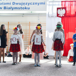 Dziewczynki ubrane w tradycyjne stroje ludowe występują w przedstawieniu.