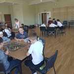 Grupa uczniów gra w planszówki.jpg
