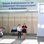 Chłopak i dziewczyna przemawiają na sali gimnastycznej