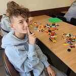Chłopak siedzi przy stole z klockami lego..jpg