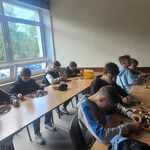 Chłopcy siedzą przy stole z klockami lego..jpg
