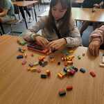 Dziewczynka ukląda klocki lego..jpg