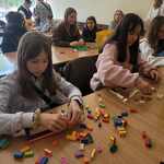 Dziewczyny budują z klocków lego..jpg