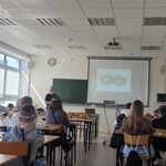 Uczniowie obserwuja pokaz wykładowcy..jpg