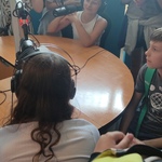 Dziewczyny próbują nagrać głos w studiu nagrań radiowych.jpg