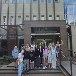 Grupa uczniów stoi przed wejściem do budynku Polskiego Radia Białystok.jpg