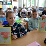 Uczniowie prezentują swoje prace plastyczne o Plastusiu.jpg