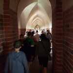 Grupa uczniów idzie korytarzem w zamku..jpg