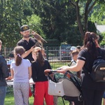 Grupa osób stoi przed mężczyzną trzymającego sokoła..jpg