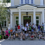 Duża grupa uczniów pozuje na tle budynku Muzeum Rolnictwa.