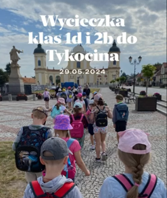 Grupa dzieci idąca za ręce przez duży plac..PNG