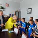 Uczniowie wręczają puchary panu dyrektorowi i pani dyrektor..jpg