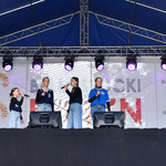 Cztery dziewczynki śpiewają na scenie