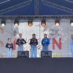 Cztery dziewczynki śpiewają na scenie