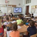 Dzieci oglądają film w klasie.jpg