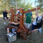 Dwóch chłopców trzyma się za dźwignię maszyny..jpg