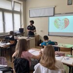 uczniowie słuchający prezentacji wolontariusza.jpg