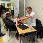 Fizjoterapeuta okleja dłonie dziecku_.jpg