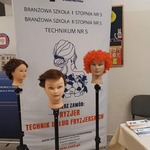 Sztuczne peruki na statywach.jpg